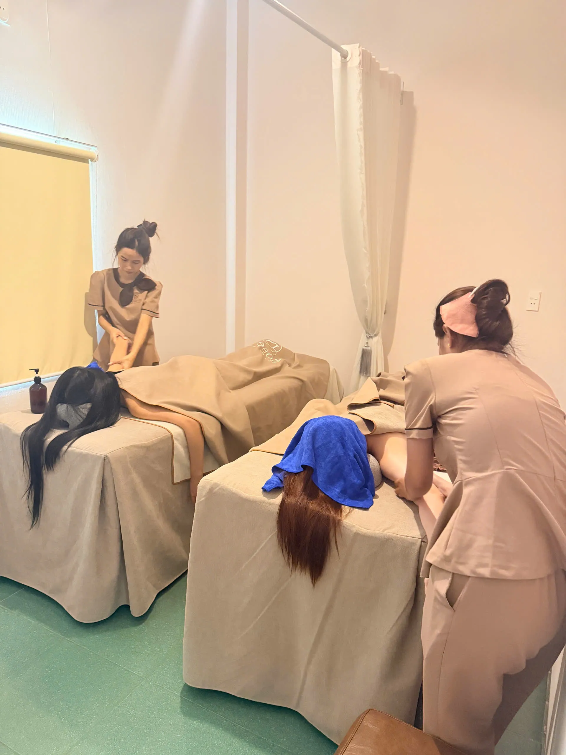 Aroma Massage Đà Nẵng – Massage Tinh Dầu Thư Giãn, Giảm Căng Thẳng 9 Aroma Massage nổi bật với sự kết hợp giữa massage nhẹ nhàng và tinh dầu thơm.