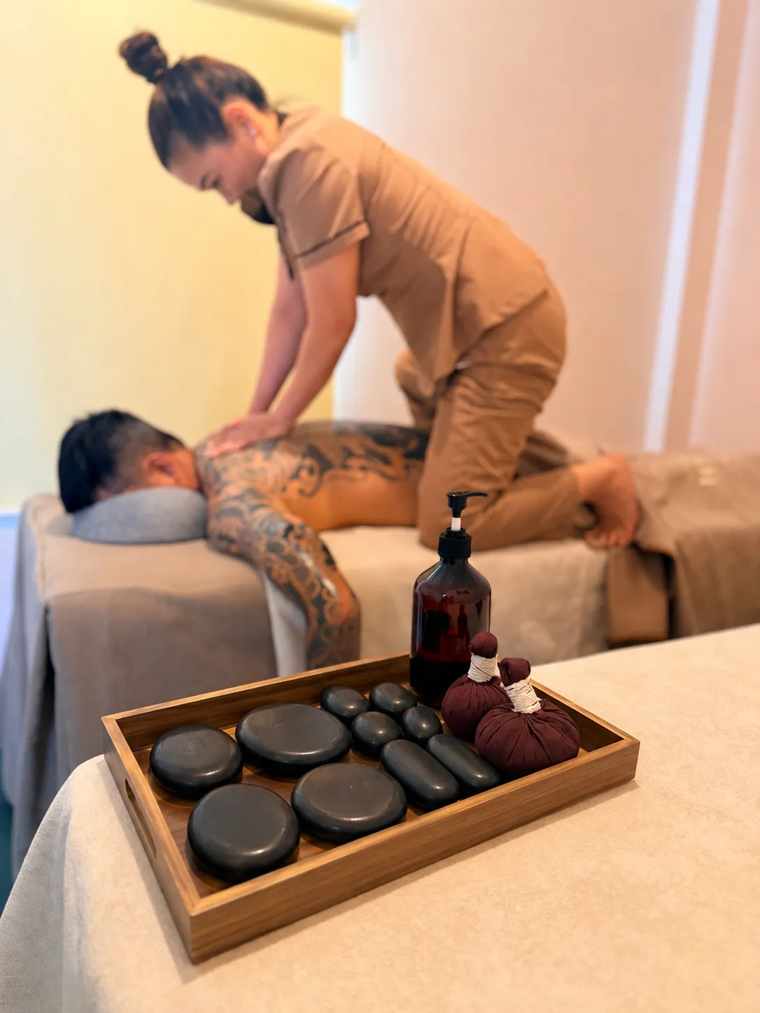 Hot Stone Massage tại Rose 01 Spa với các lựa chọn 60, 90 và 120 phút.