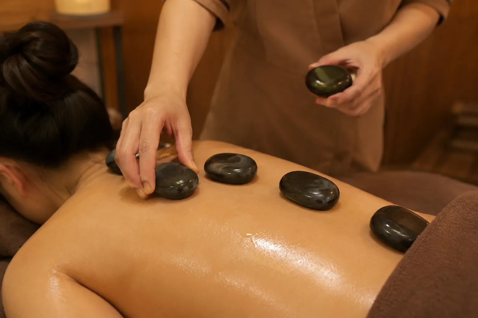 Hot Stone Massage với đá nóng tại Rose 01 Spa