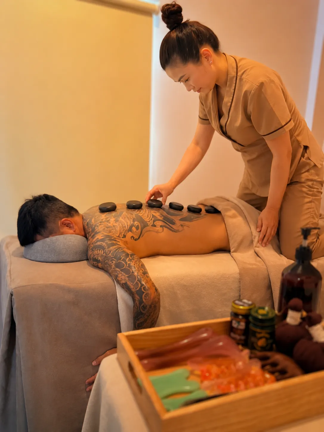 Trải nghiệm Massage Đá Nóng tại Rose 01 Spa với không gian thư giãn ấm áp, riêng tư.