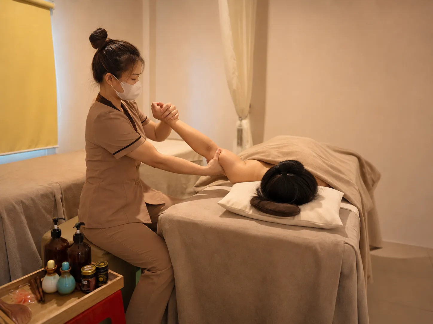 Thai Massage Đà Nẵng – Thư Giãn Cơ Thể, Giải Tỏa Căng Cơ Tại Rose 01 Spa 4 Các động tác massage và kéo giãn tạo nên trải nghiệm đặc trưng của Thai Massage.