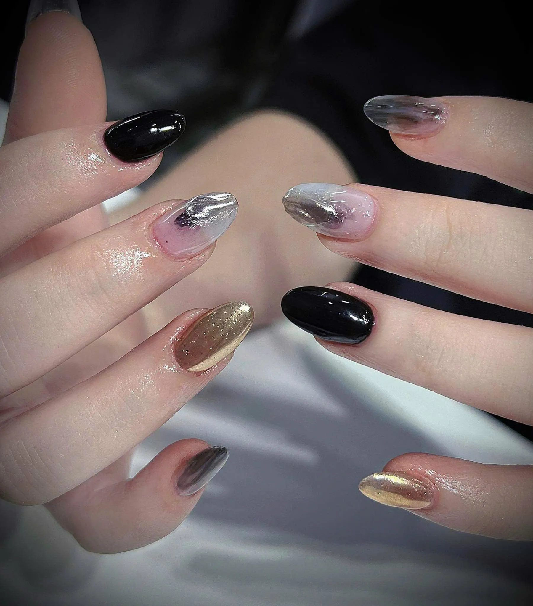 Tiệm Nail Gần Đây Ngũ Hành Sơn Đà Nẵng Đẹp, Giá Tốt 10 Thực hiện sơn gel và hoàn thiện kiểu móng theo yêu cầu.