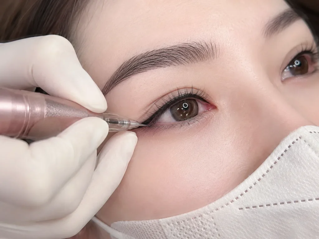 PHUN MÀY & MÍ Đà Nẵng 16 Phun mí mở tròng giúp đôi mắt sắc nét và có chiều sâu hơn.