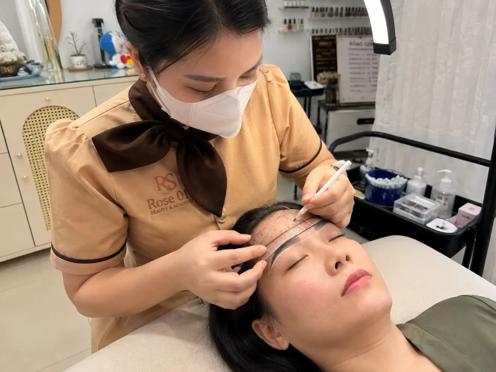 PHUN MÀY & MÍ Đà Nẵng 20 Quy trình phun mày & mí được thực hiện theo tiêu chuẩn an toàn.