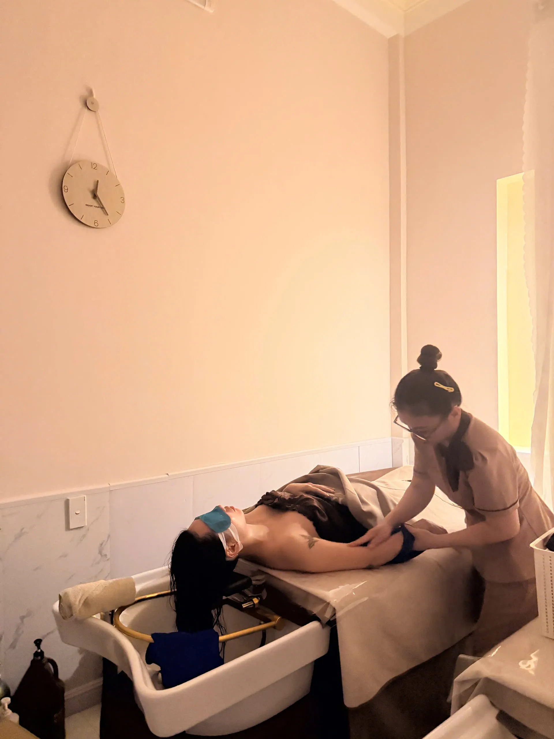 Gội đầu dưỡng sinh kết hợp massage tay và thư giãn tại Rose 01 Spa